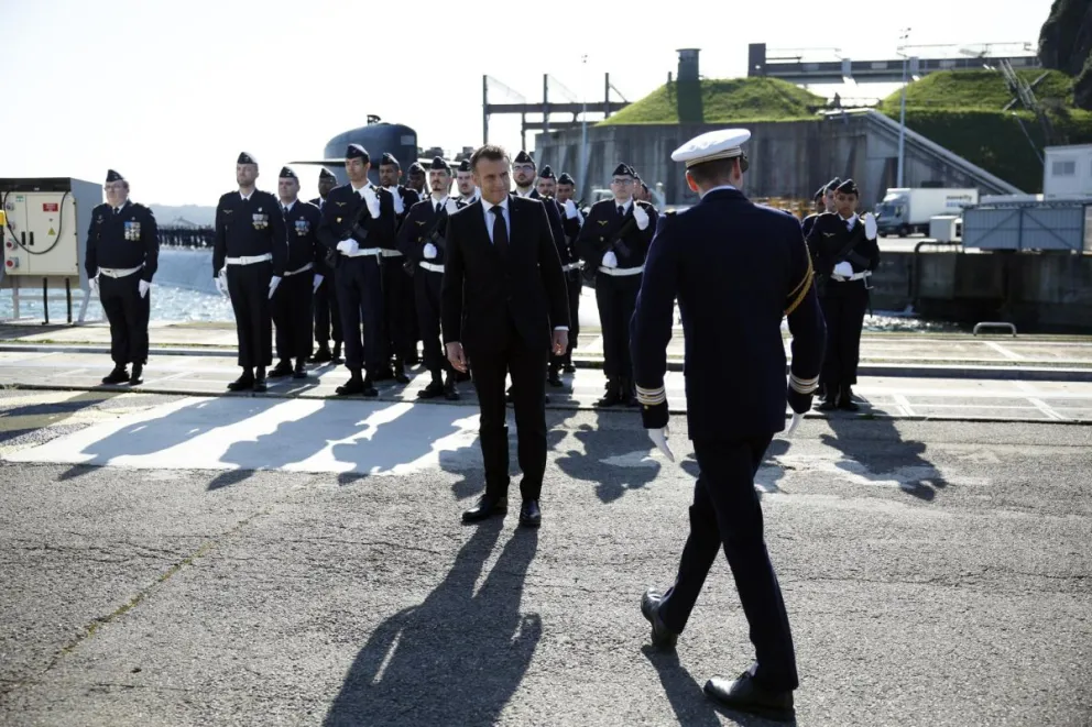 El presidente francés Emmanuel Macron saluda a miembros del ejército en la base de submarinos nucleares de la Armada en Ile Longue en Crozon, cerca de Brest, Francia, 02 de marzo de 2026. (Francia). Foto: EFE
