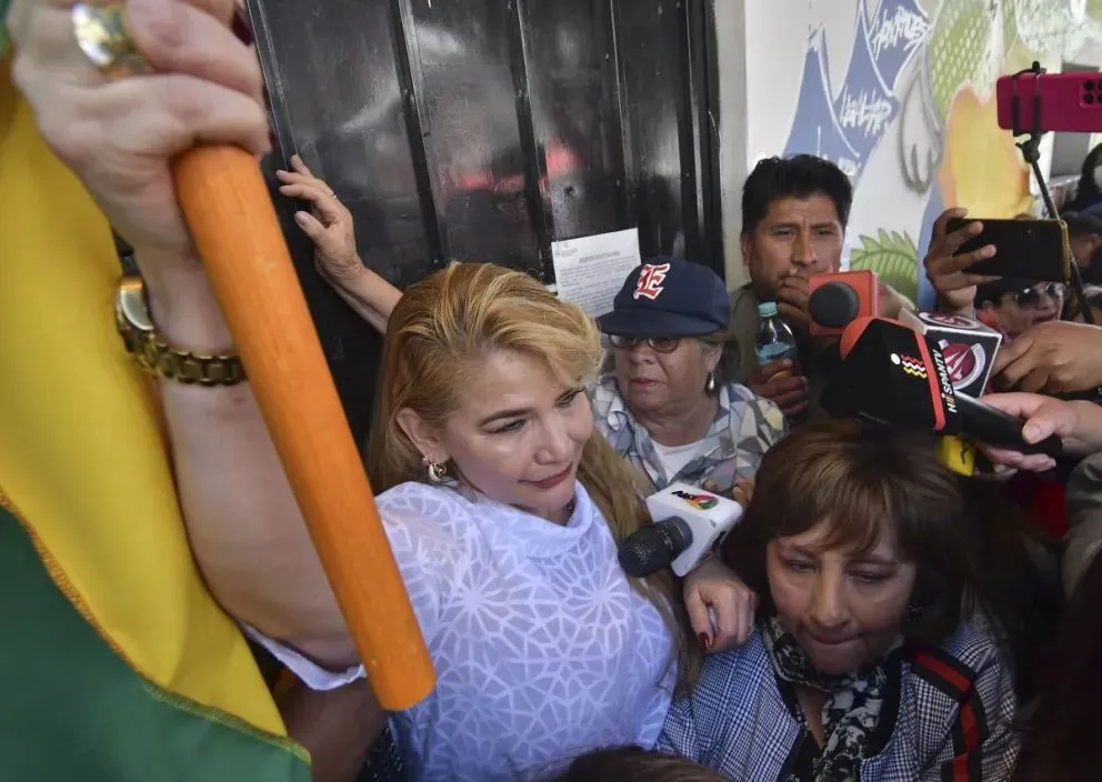 Jeanine Áñez sale de la cárcel después de más de cuatro años recluida, en noviembre de 2025. Foto: Archivo 