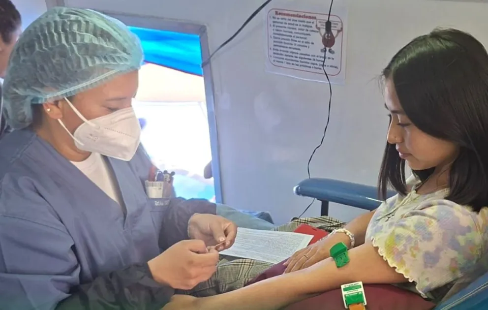 Una joven dona sangre en uno de los puntos de atención del Hemocentro.  Foto: SEDES