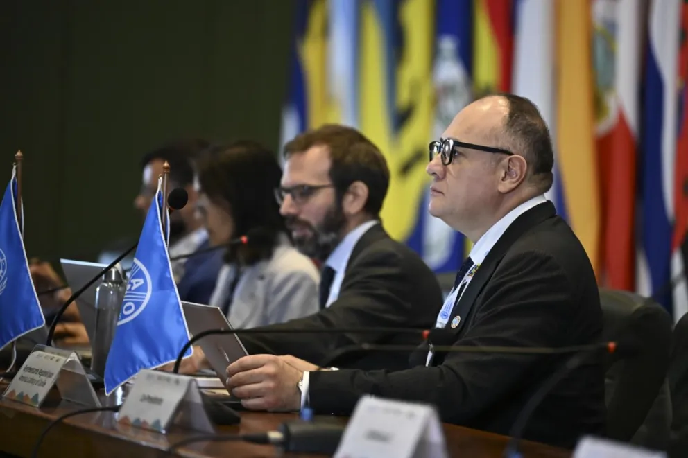 El representante para América Latina y el Caribe de la Organización de Naciones Unidas para la Alimentación y la Agricultura (FAO), ⁠⁠René Orellana (d), participa en una reunión este lunes, en Brasilia (Brasil). Foto: EFE