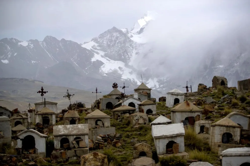 Fotografía del cementerio de Milluni ubicado a casi 4.500 metros sobre el nivel del mar el 1 de marzo de 2026 en El Alto (Bolivia). Foto: EFE