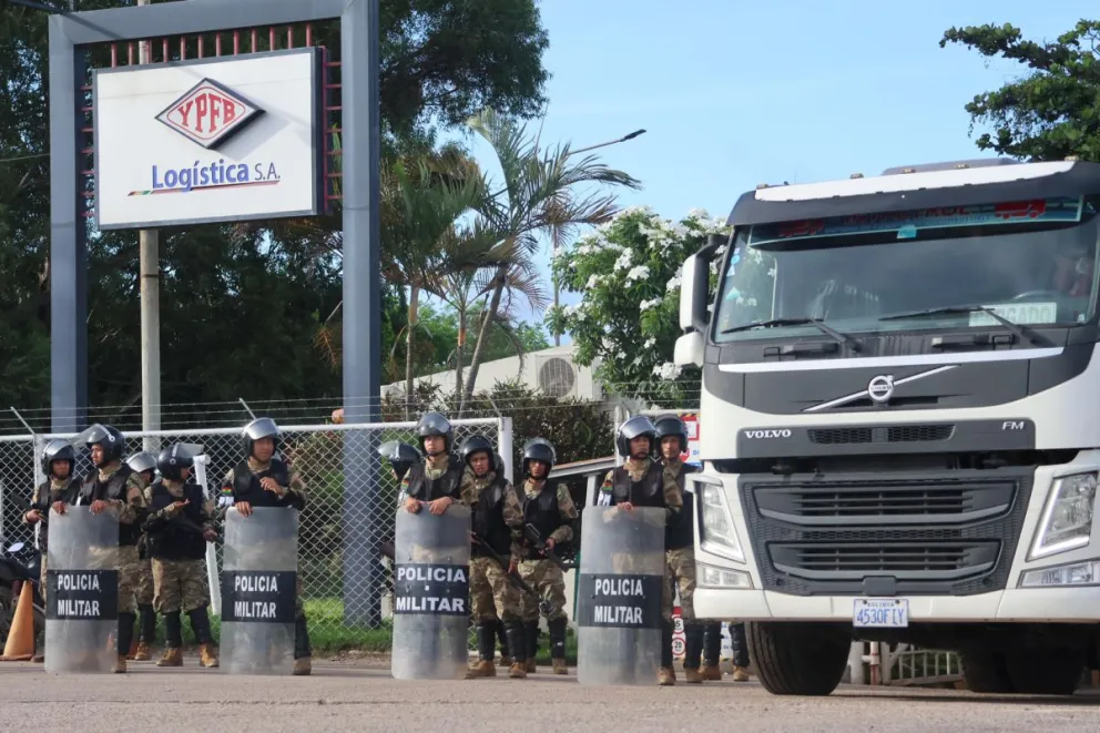 Militares resguardan la refinería de Palmasola este lunes en Santa Cruz (Bolivia). Foto: EFE 