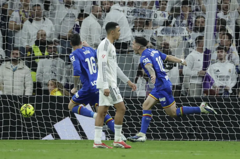 Martín Satriano (der.), jugador del Getafe, celebra tras marcar el gol de la victoria ante el Real Madrid. Foto: EFE