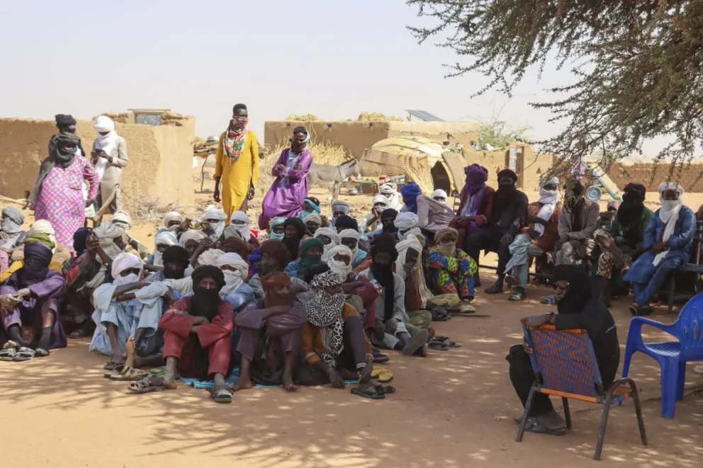 Decenas de personas este lunes, en un campamento de desplazados por la violencia que castiga Niger. Al menos 3 millones de personas, algo más del diez por ciento de la población de Níger. Foto: EFE 