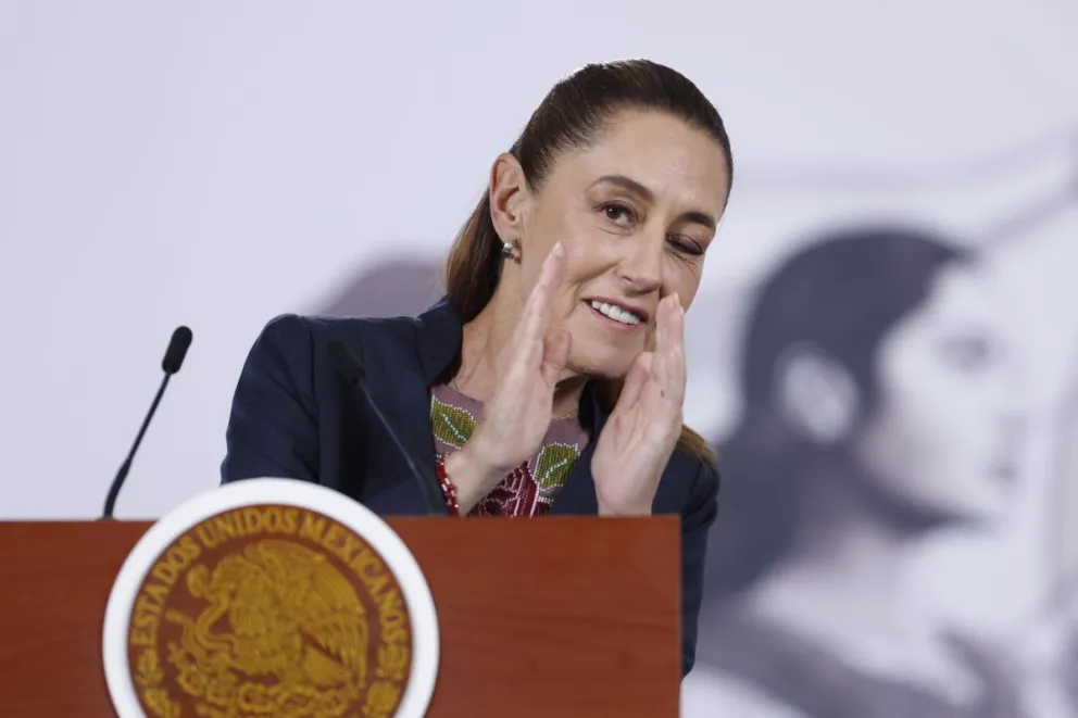 La presidenta de México, Claudia Sheinbaum, habla durante una rueda de prensa este lunes en Palacio Nacional de Ciudad de México (México).  Foto: EFE