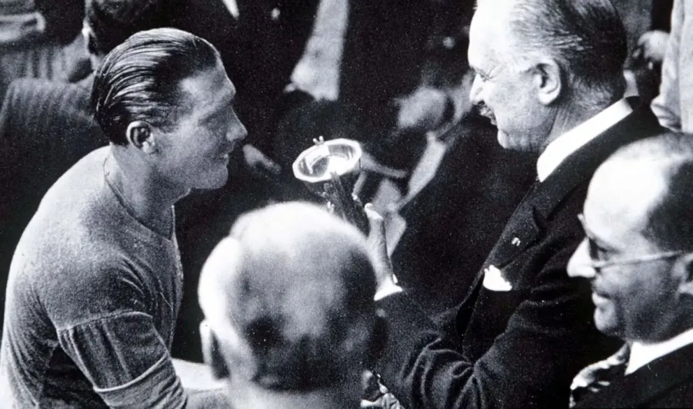 Giuseppe Meazza recibe la Copa Jules Rimet después de que Italia se coronó campeón. Foto FIFA