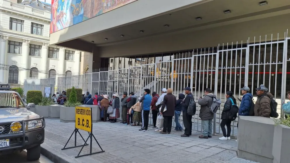 La fila que se registra este martes en el BCB. Foto: Visión 360 