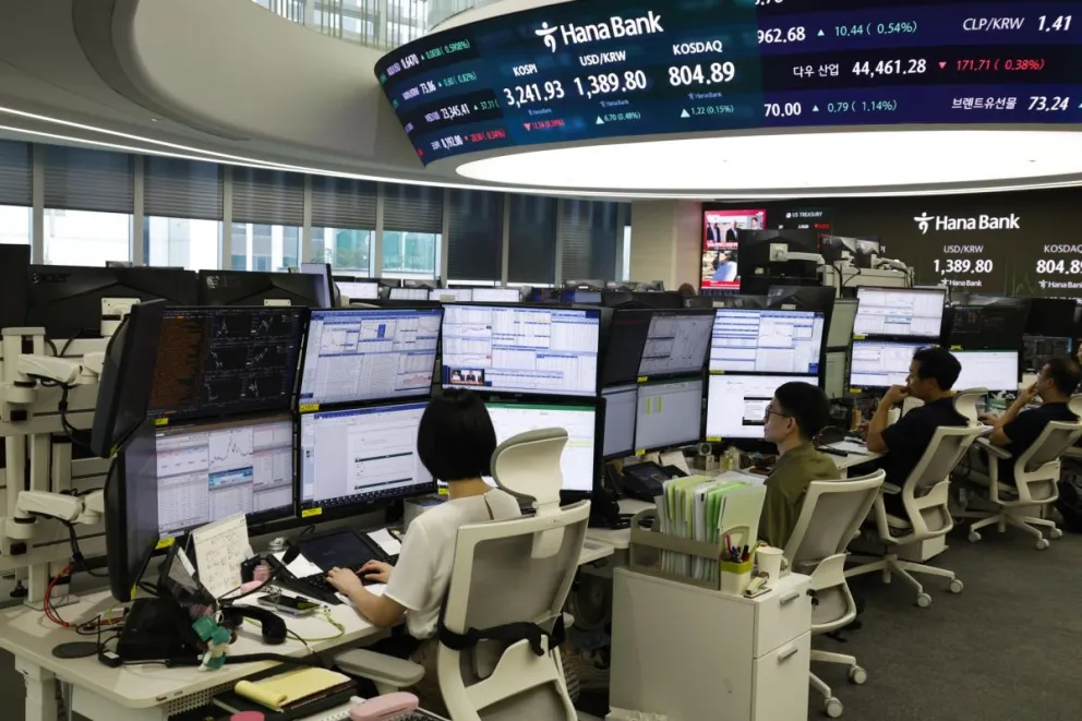 Corredores de bolsa en el Kospi coreano. Foto: EFE 
