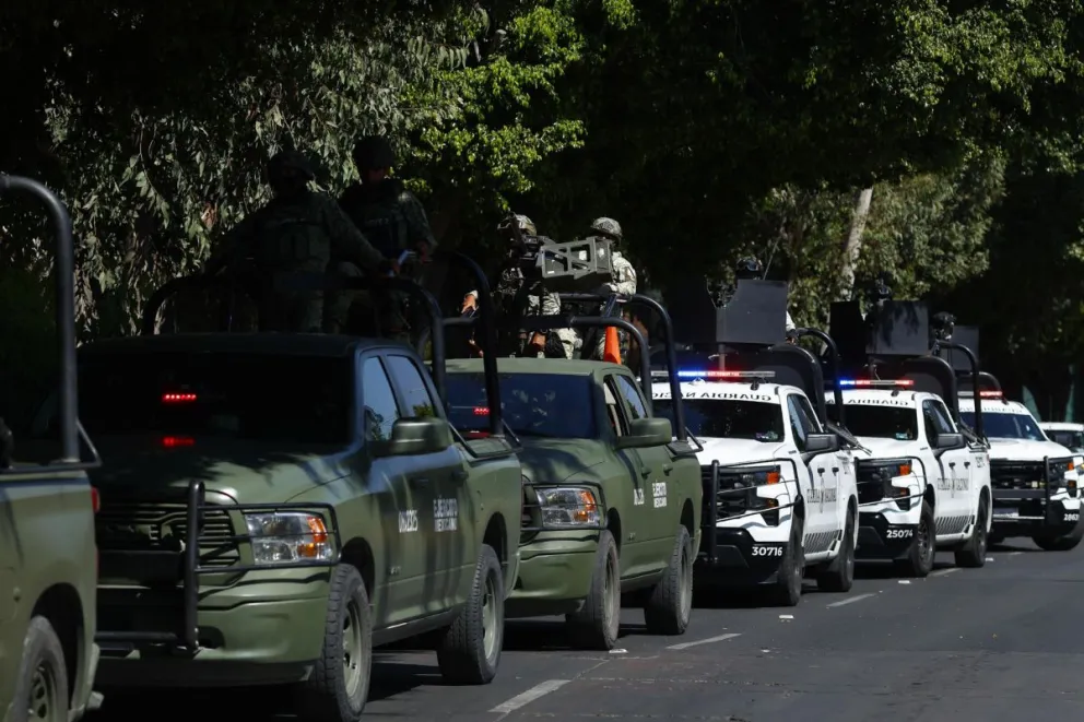 Integrantes de la Guardia Nacional y del Ejercito de México vigilan las inmediaciones del panteón Recinto de la Paz, este lunes en el municipio de Zapopan, Jalisco (México). Foto: EFE