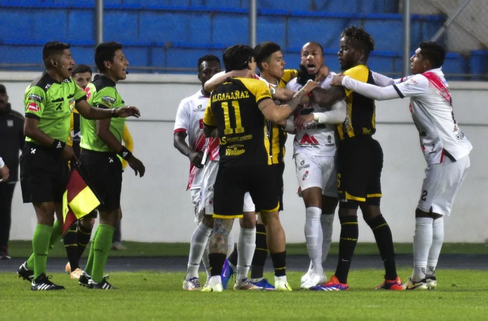 El incidente que protagonizaron Algarañaz y Restrepo el domingo en Potosí: Foto: APG