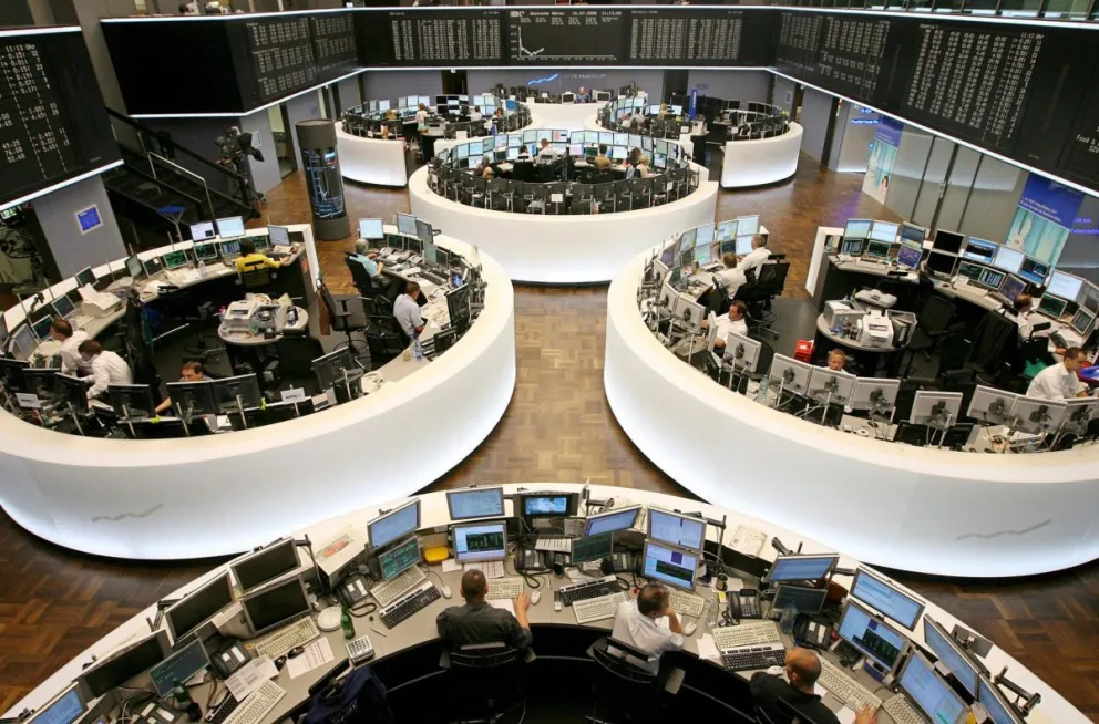 Varios corredores de bolsa observan la evolución del mercado de divisas en la bolsa de Fráncfort (Alemania). Foto: EFE