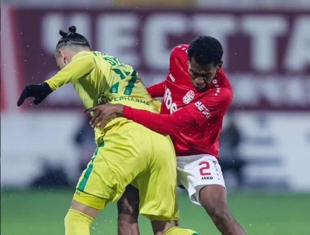 Diego Medina, a la derecha, en un partido con el CSKA 1948 de Bulgaria. Foto: DM
