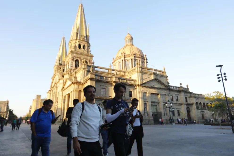 Personas caminan por una calle del centro histórico este miércoles, en Guadalajara, Jalisco (México). Foto: EFE
