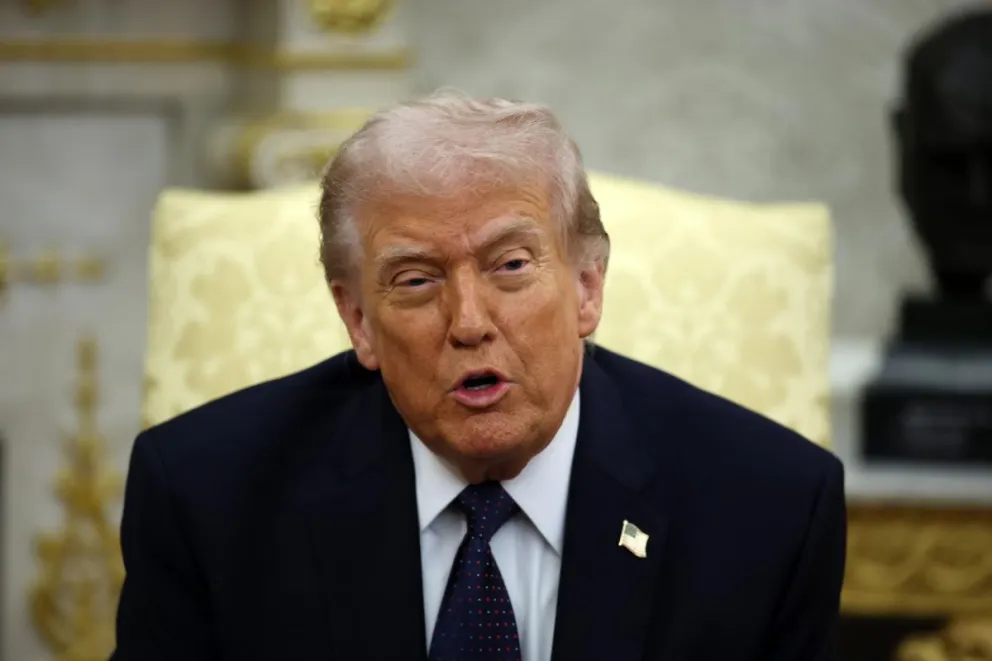 El presidente de Estados Unidos, Donald Trump, durante una reunión bilateral con el canciller alemán Friedrich Merz (no aparece en la imagen) en el Despacho Oval de la Casa Blanca en Washington, DC, EE. UU. Foto: EFE