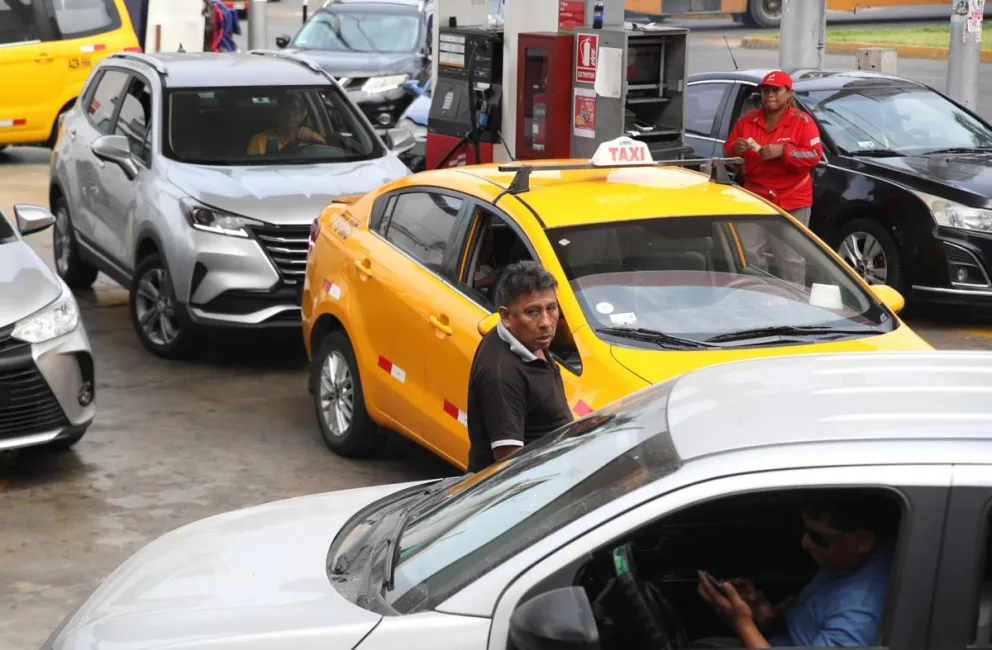 Fotografía donde se observan vehículos en una estación de servicio este martes, en Lima (Perú). Foto: EFE