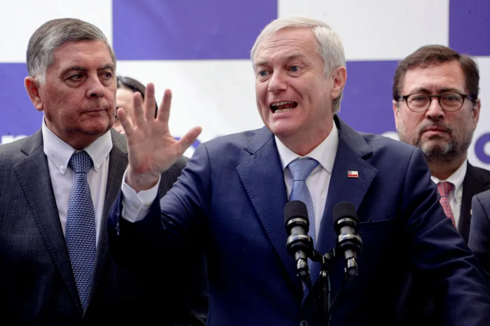 El presidente electo de Chile, José Antonio Kast (c), habla en una rueda de prensa este martes, en Santiago de Chile (Chile). Foto: EFE