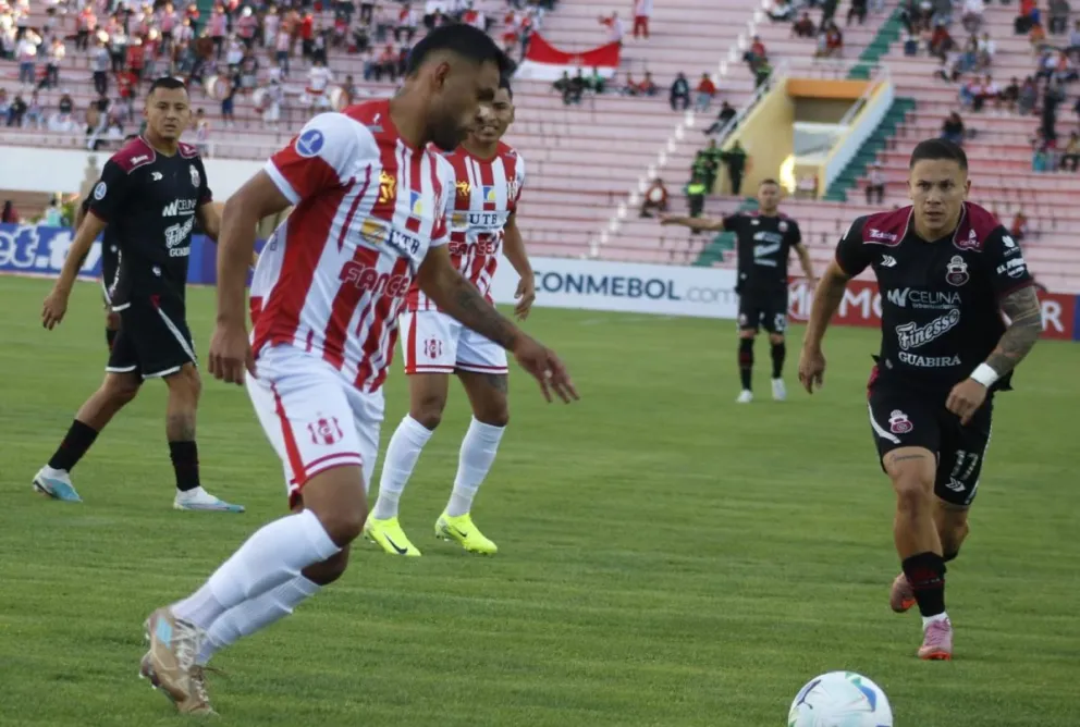 Una incidencia del partido jugado en la Capital. Foto: Agencia Marka Registrada 