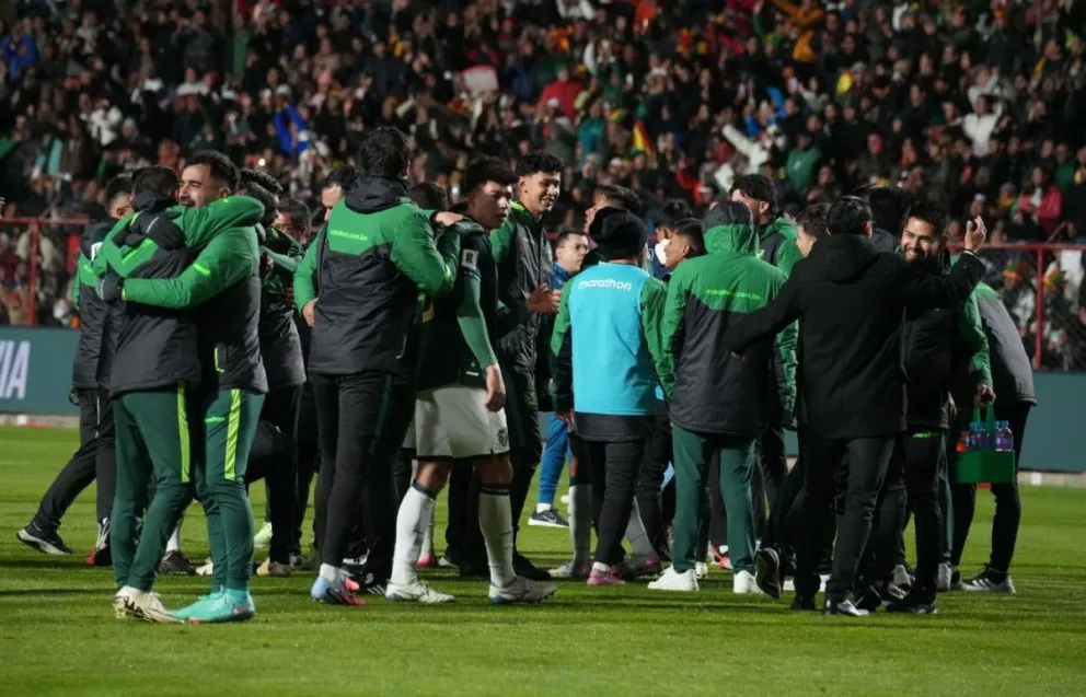 Jugadores, dirigentes, cuerpo técnico y el público en las tribunas festejan el triunfo de la Verde ante Brasil. Foto: APG