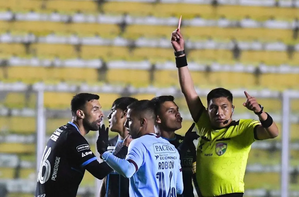 El árbitro muestra la cartulina roja a Danny Bejarano, de Blooming, ante Bolívar. Foto: APG.