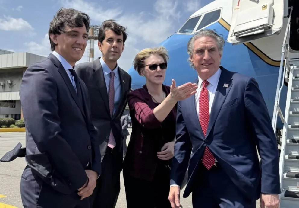 El secretario de Interior de Estados Unidos, Doug Burgum (d), junto a la encargada de negocios Laura Dogu (2-d) a su llegada al aeropuerto Simón Bolívar en Maiquetía. Foto: EFE
