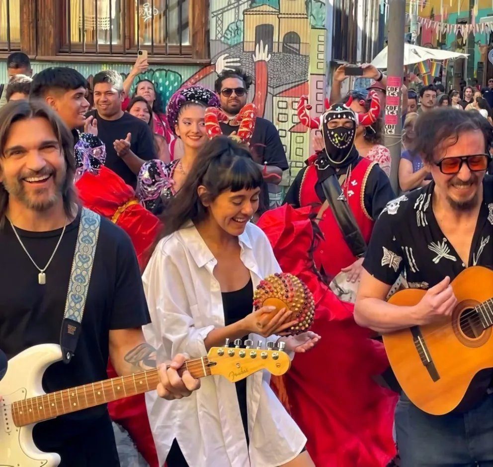 Juanes graba en Chile un videoclip un videoclip con bailarines de la danza de caporal y diablos iguales a los que participan en la Entrada del Carnaval de Oruro. Foto: lungram