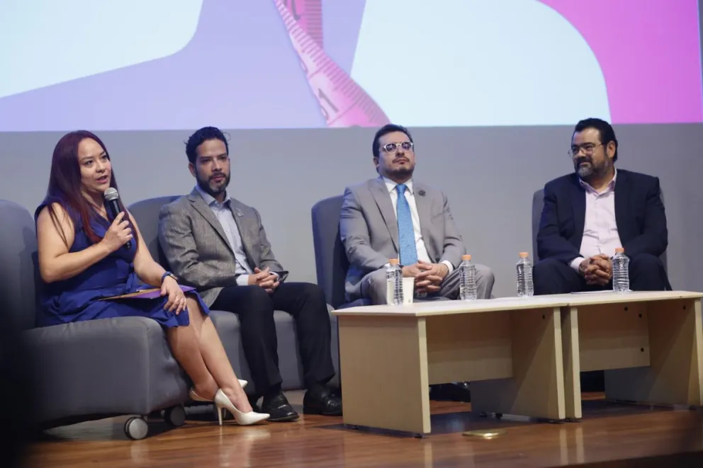 Desde la izquierda, los médicos Carmen Celeste, Héctor Esquivias, Eduardo Goicochea y Héctor Toledo asisten a una rueda de prensa este miércoles. Foto: EFE 