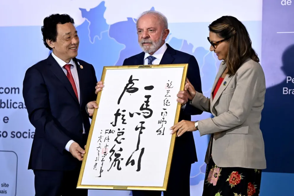 El presidente de Brasil, Luiz Inácio Lula da Silva (c); el director general de la Organización de las Naciones Unidas para la Alimentación y la Agricultura (FAO), Qu Dongyu (i), y la primera dama de Brasil, Rosangela Lula da Silva. Foto: EFE