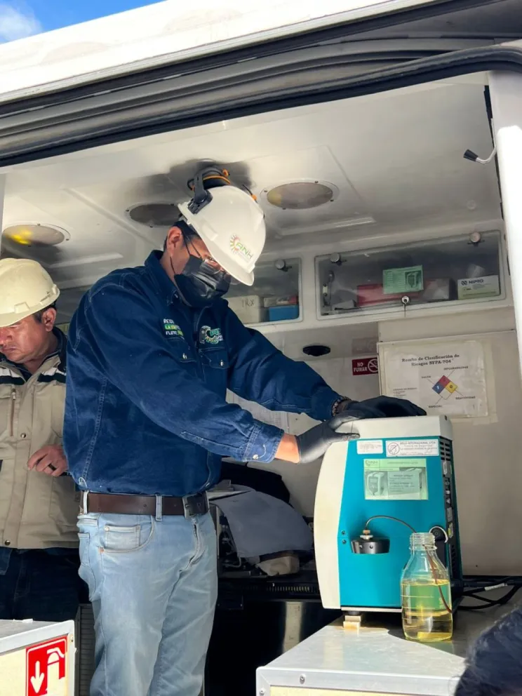 Un laboratorio móvil de la ANH realiza la toma de muestras de gasolina en la ciudad de El Alto para confirmar si cumple con las especificaciones establecidas en la norma. Foto: ANH