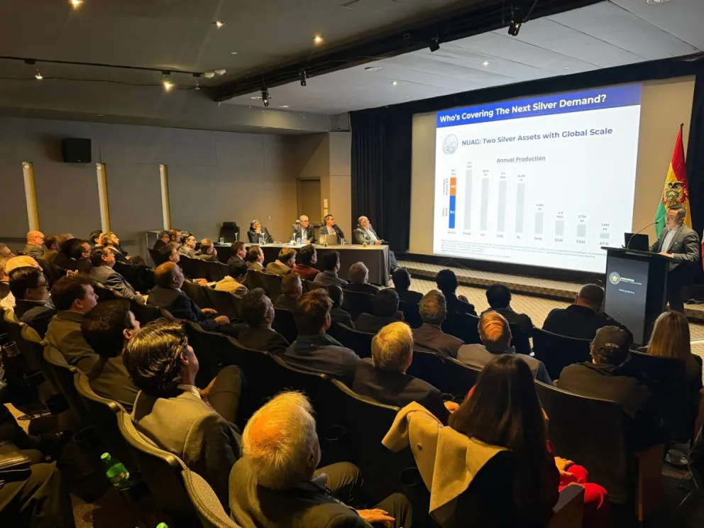 El ministro de Minería, Marco Antonio Calderón, en el "Bolivian Day", en Toronto Canadá, donde expuso los principales proyectos mineros y el potencial geológico del país. Foto Ministerio de Minería y Metalurgia.