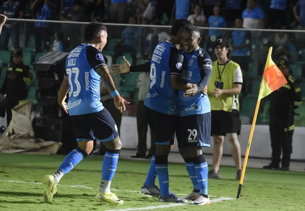 Garcés (der.) festeja con sus compañeros el primer gol de Blooming. Foto: APG
