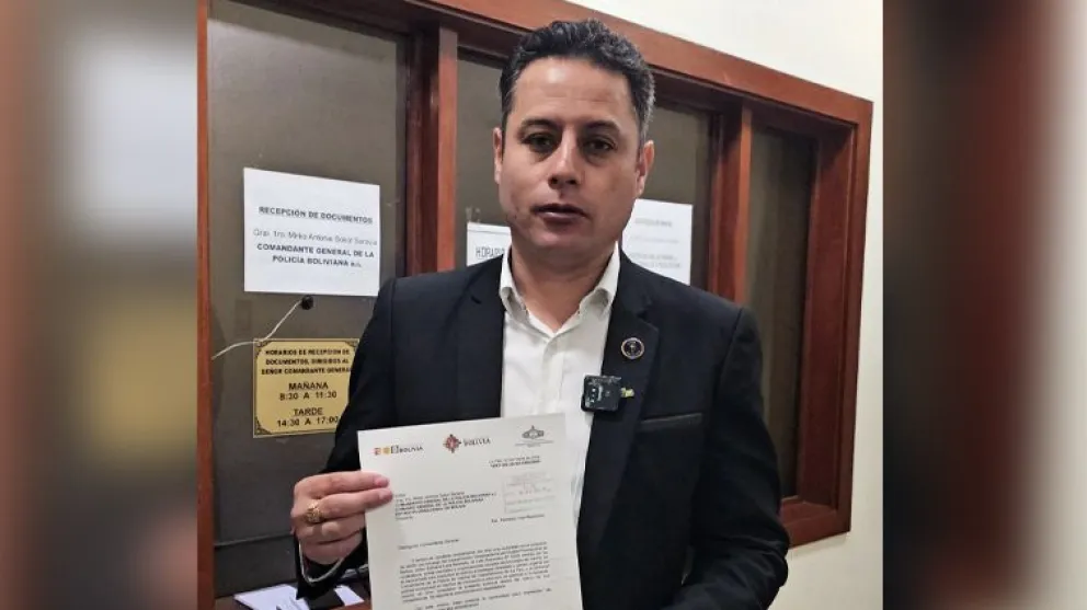 Lara, en ventanilla del Comando General de la Policía Boliviana. Foto: Vicepresidencia