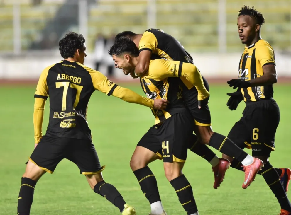 El guatemalteco Darwin Lom, al centro, celebra el segu8ndo gol de la noche. Foto: Agencia Marka Registrada