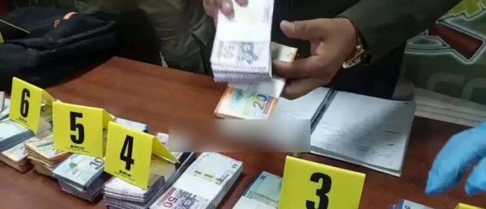 El dinero fue secuestrado durante una requisa policial este miércoles en la ciudad de El Alto. Foto: Unitel