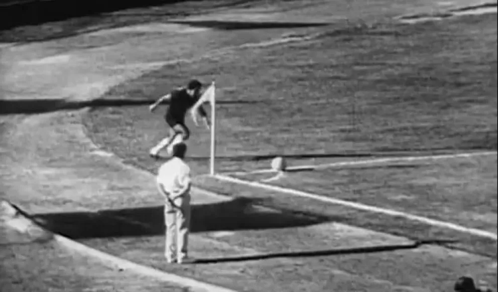 Marcos Coll toma impulso para cobrar el tiro de esquina que derivará en el único gol olímpico de la historia de los mundiales. Foto: FIFA