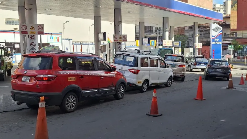 Fila de vehículos en la Estación de Servicio de San Pedro. Foto: Visión 360 