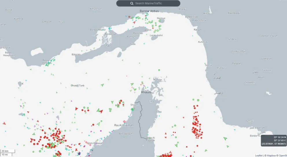 Captura tomada del sitio web Marinetraffic.com del tráfico marítimo en el estrecho de Ormuz el 4 de marzo de 2026. Imagen: EFE