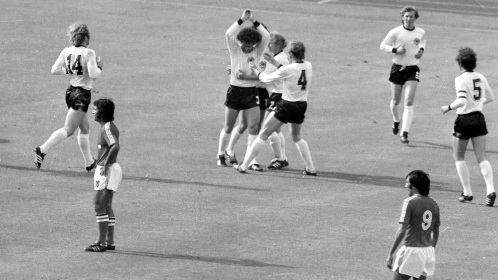 Breitner alza sus manos para celebrar el potente gol. Foto: FIFA.