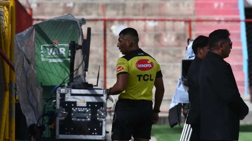 El uso del VAR en un partido anterior en Bolivia. Foto: APG.