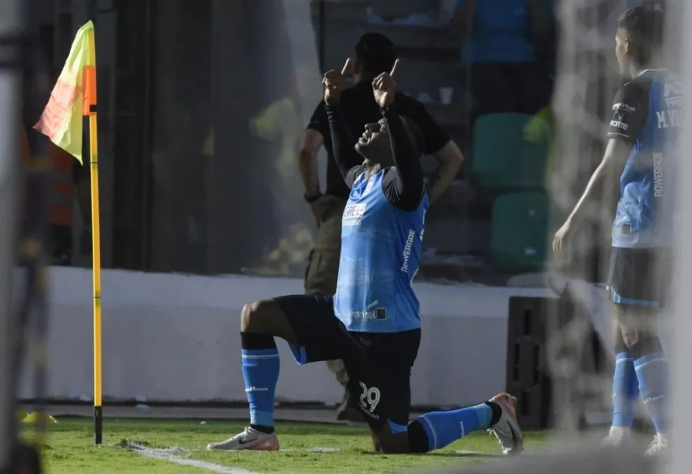 Casi a oscuras, el colombiano Bayron Garcés festeja el primer gol de Blooming. Foto: APG