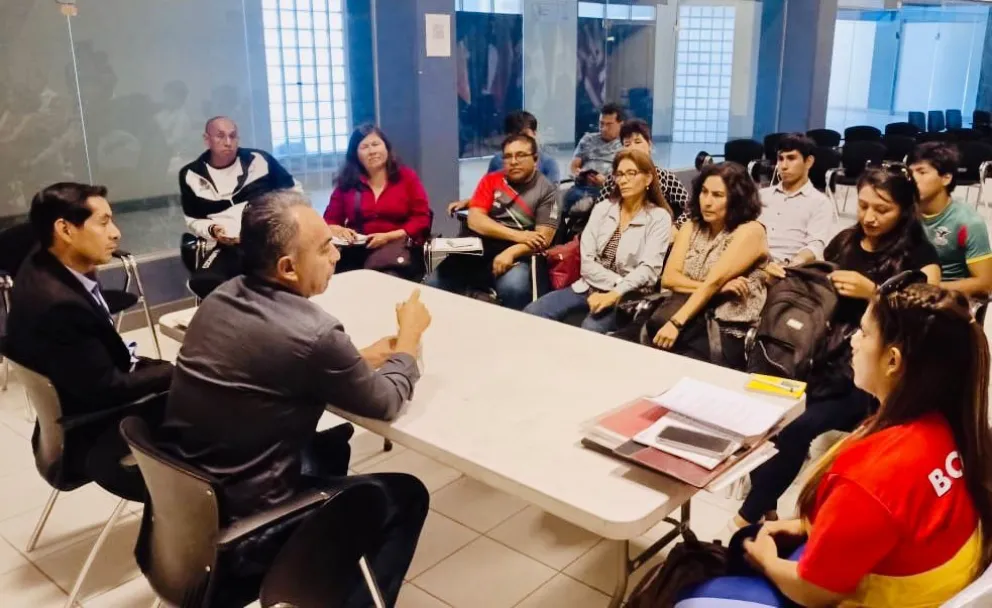 Bustamante durante su reunión con gente del deporte en Cochabamba. Foto: Ministerio de Salud y Deportes.