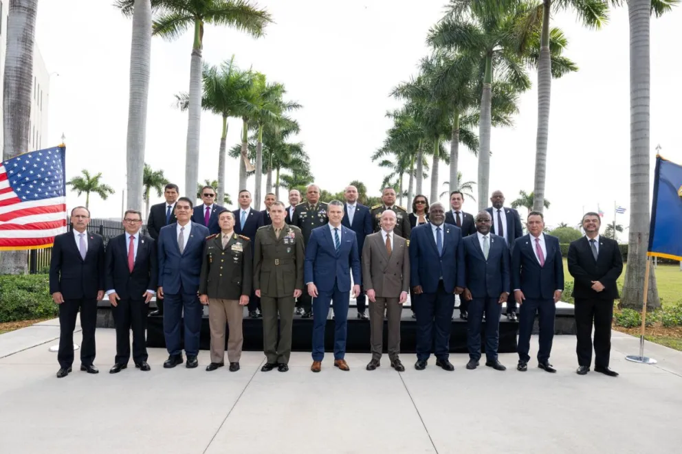 Fotografía divulgada por el Departamento de Guerra de Estados Unidos donde aparece su titular, Pete Hegseth (c), posando junto a integrantes de delegaciones de países latinoamericanos, durante la conferencia de las "Américas contra los carteles" Foto: EFE