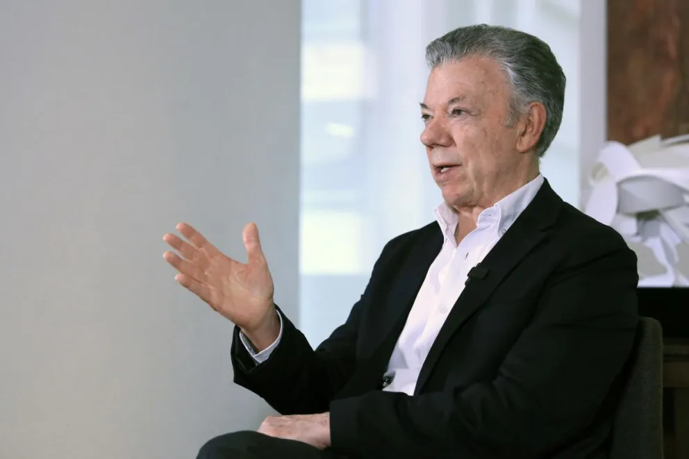 El expresidente de Colombia y premio Nobel de Paz, Juan Manuel Santos, habla durante entrevista con EFE en Bogotá (Colombia).  Foto: EFE