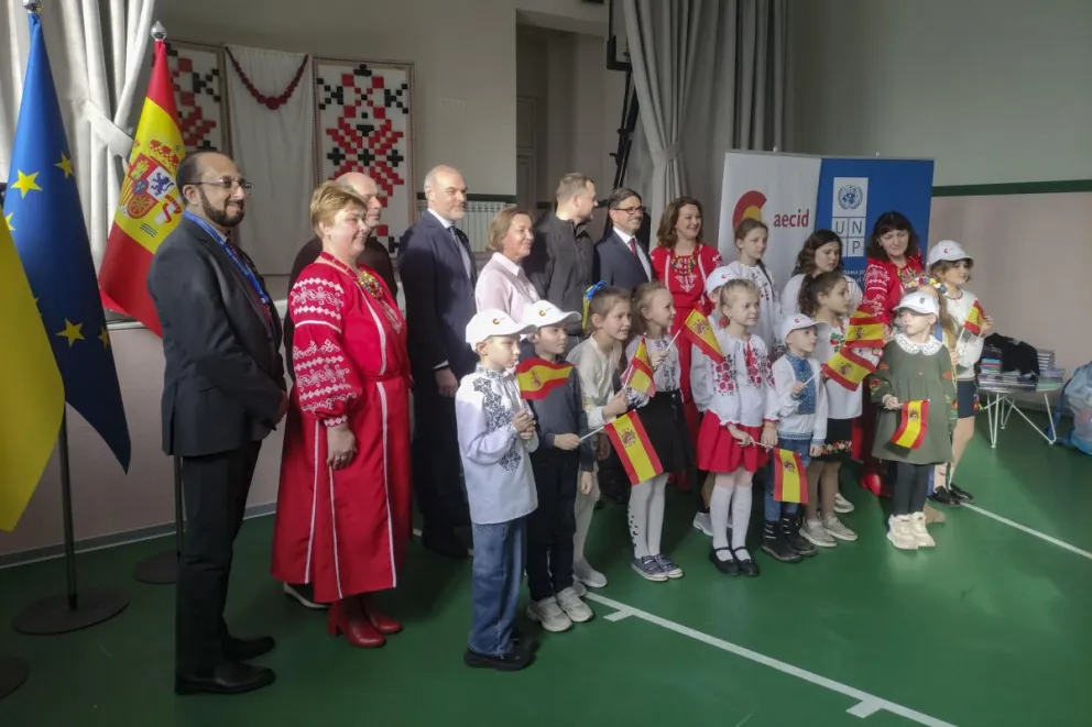Los alumnos de la escuela de Mircha, cerca de Kiev, celebran la reinauguración del centro. Foto: EFE