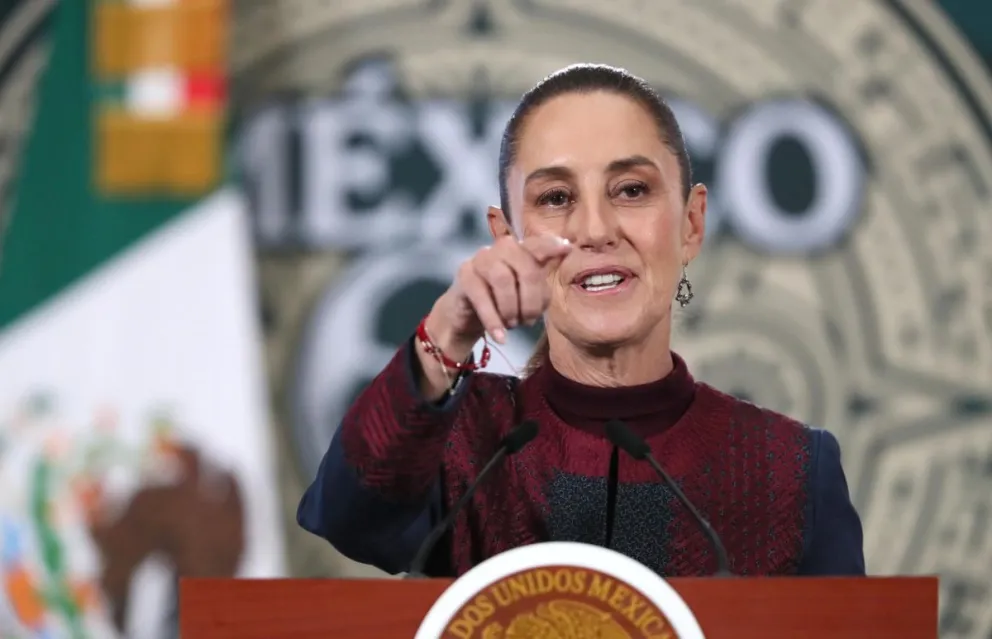 Claudia Sheinabum, presidenta de México, habla con la prensa en una conferencia. Foto: EFE