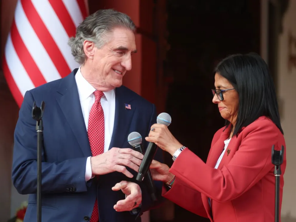 La presidenta encargada de Venezuela, Delcy Rodríguez, reacciona junto al secretario de Interior de Estados Unidos, Doug Burgum, al finalizar una reunión este miércoles, en Caracas (Venezuela). Foto: EFE