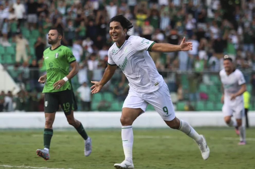 Marcelo Martins celebra el gol que marcó para Oriente Petrolero el pasado domingo. Foto: APG