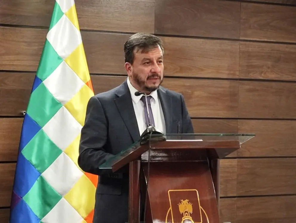 El ministro de Hidrocarburos, Mauricio Medinaceli, informó que el gobierno iniciará acciones penales contra los expresidentes de YPFB y de la ANH, a quienes acusa incurrir en un boicot, en la distribución de la gasolina. Foto: Paulo Lizárraga