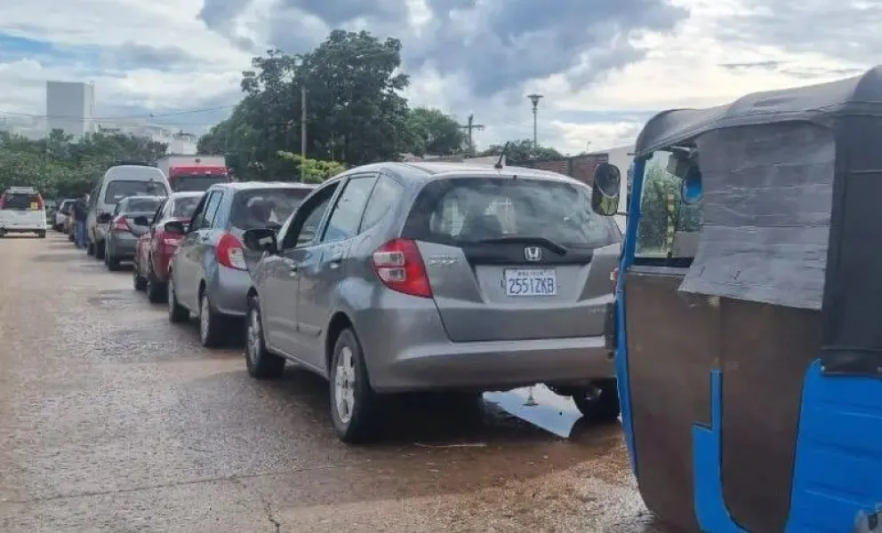 Persisten las filas por tercer día consecutivo en estaciones de servicio en la ciudad de Santa Cruz. 