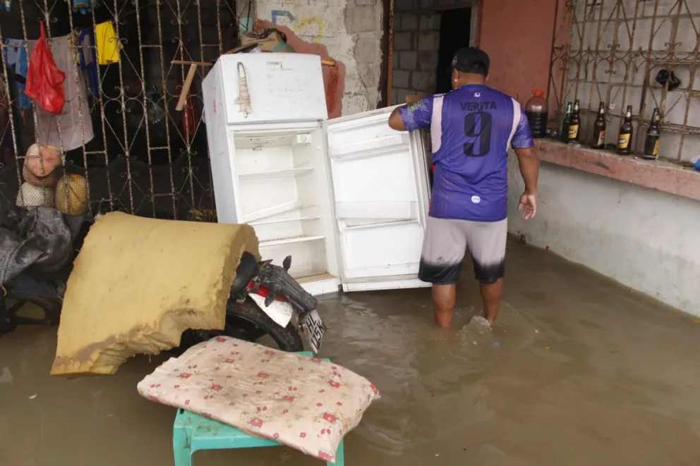 Una persona organiza sus pertenencias este 4 de marzo de 2026, durante las inundaciones en la localidad de Chanduy en Santa Elena (Ecuador). Foto: EFE