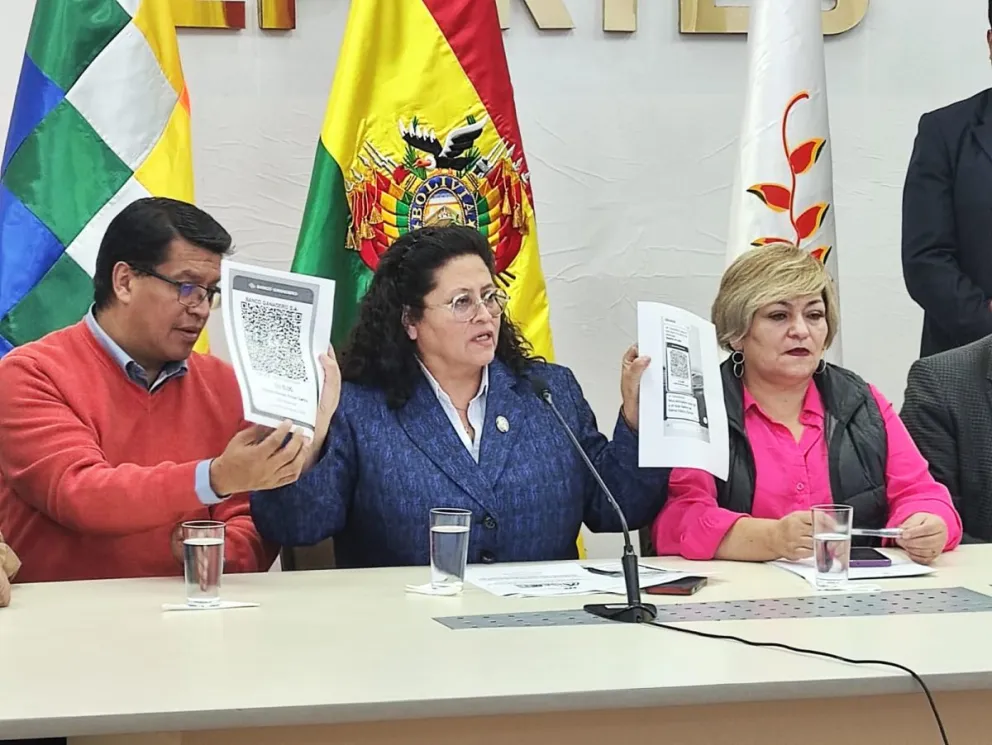 La ministra de Salud, Marcela Flores, mostró capturas de chat y el código QR para los cobros en uno de los casos. Foto: Paulo Lizárraga A.